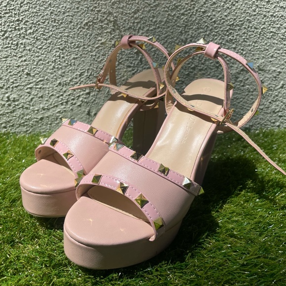 Wild Diva Lounge | Pink Nude Pyramid Studded Platform Heeled Sandal | Size 8 NWT - Picture 3 of 10